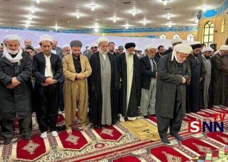 اقتدای رئیسی به علمای اهل سنت در اقامه‌ی نماز