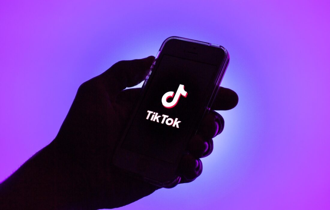 TikTok با یک حالت تمام صفحه افقی جدید، بیشتر به قلمرو YouTube نفوذ می کند