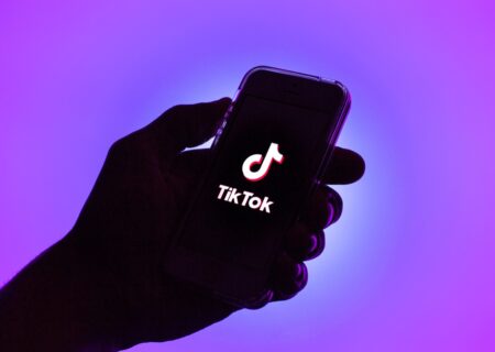 TikTok با یک حالت تمام صفحه افقی جدید، بیشتر به قلمرو YouTube نفوذ می کند