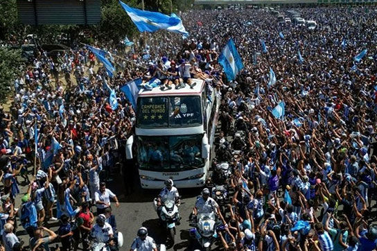 سقوط هوادار آرژانتینی هنگام جشن قهرمانی