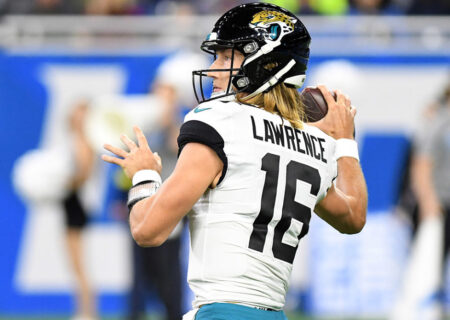 جگوارز QB Trevor Lawrence ظاهراً در بازی ترسناک علیه شیرها مجروح شده است