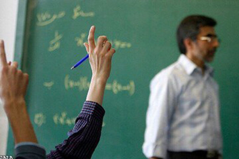 یک ماه پس از شروع سال تحصیلی، کمبود معلم و کتاب / «کار معلمان در ایران آزاردهنده شده است»