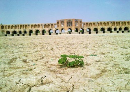 فصل زرد کشاورزی اصفهان در زمان خشکسالی کشاورزان چشم به راه برداشت های پاییزی هستند.