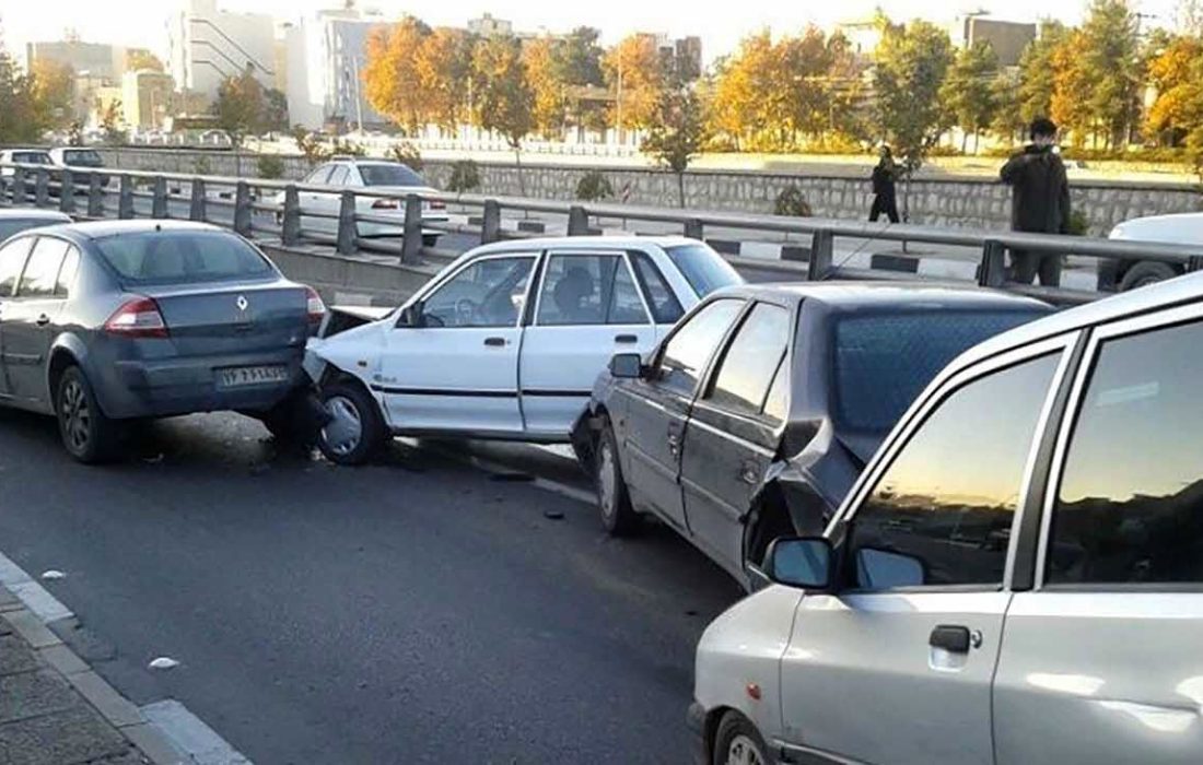 تصادف زنجیره ای 5 خودرو در بزرگراه همت / رانندگان به خطر مرگ بی توجهی کردند