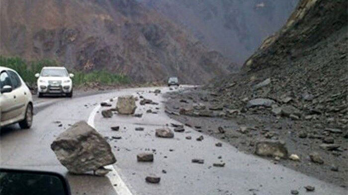 احتمال ریزش سنگ و ریزش بهمن در جاده چالوس