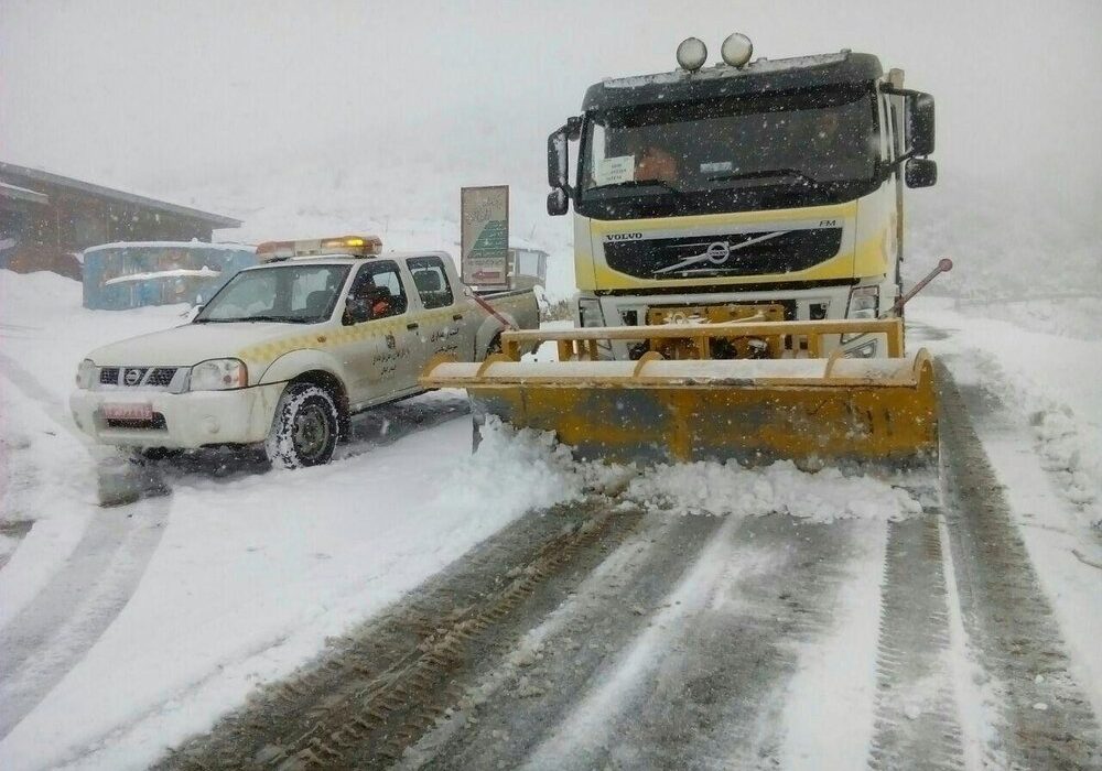 بارش برف باعث وقفه در تردد در محورهای مواصلاتی قوچان به 85 مسافر بازمانده در مسیر شد