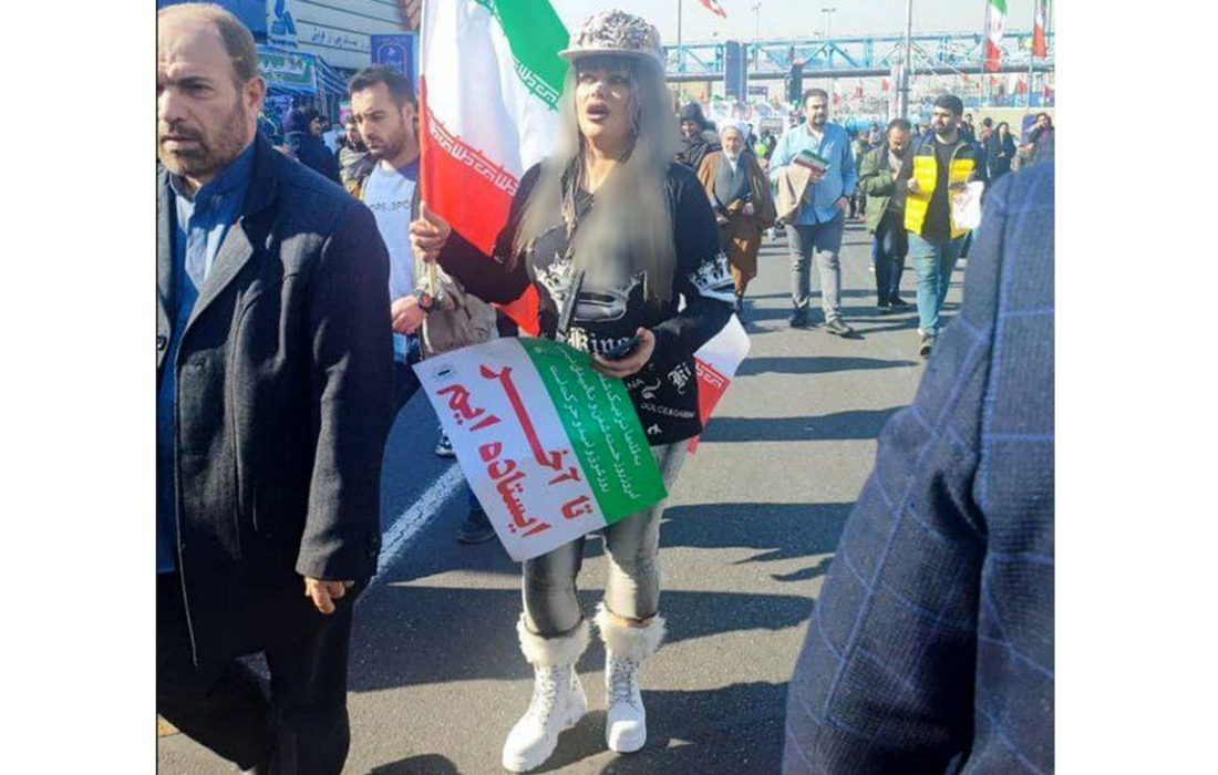 کسانی که در راهپیمایی 22 بهمن محجبه هستند متدین و انقلابی هستند و در راه حق هستند / البته با یک اشتباه کوچک!  + عکس