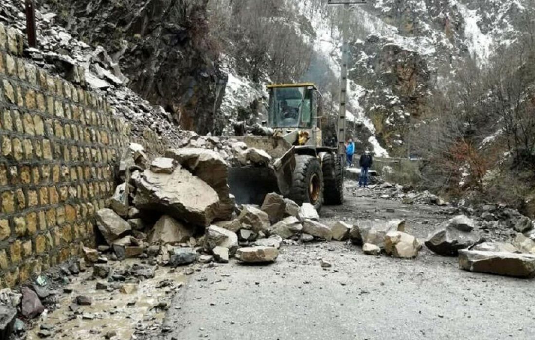 هشدار به مسافران/خطر جدی ریزش کوه در جاده کرج به چالوس