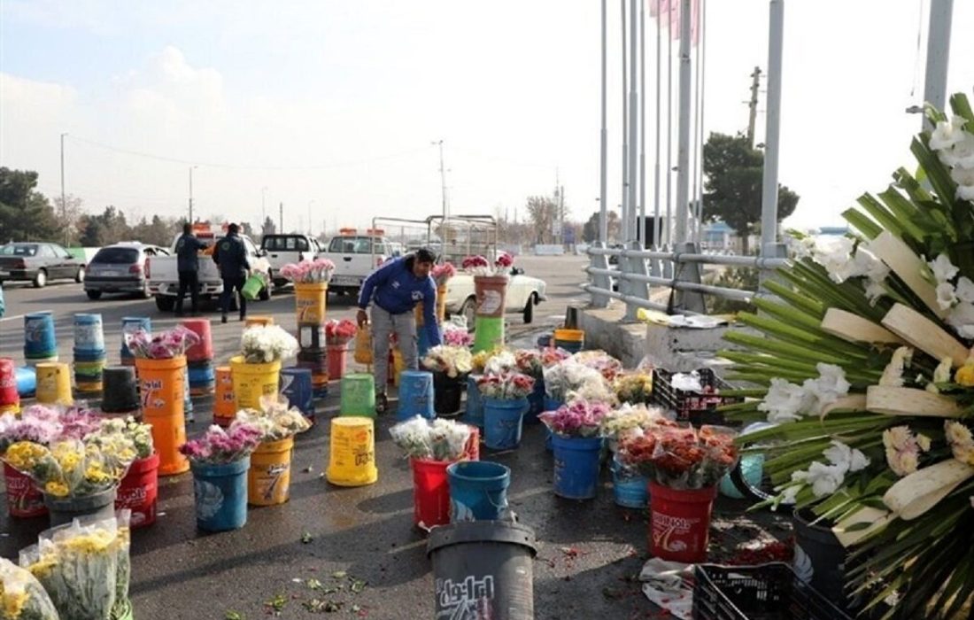 گل فروشان در جاده بهشت ​​زهرا جمع می شوند