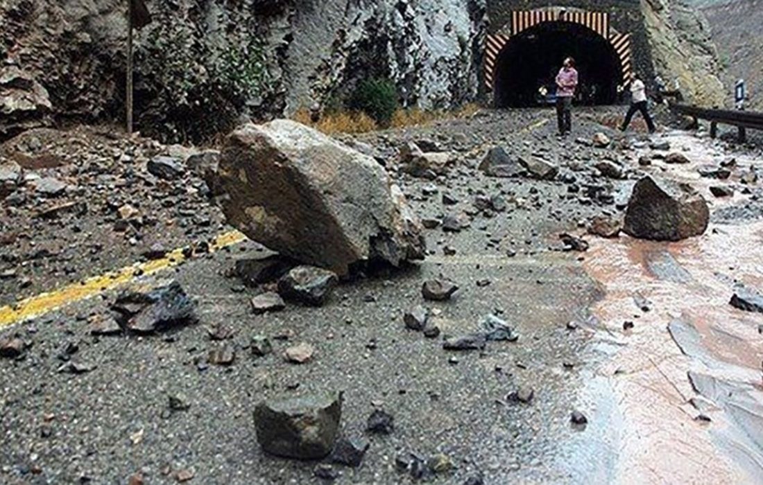 ریزش سنگ در جاده کندوان/ مسافران بخوانند!