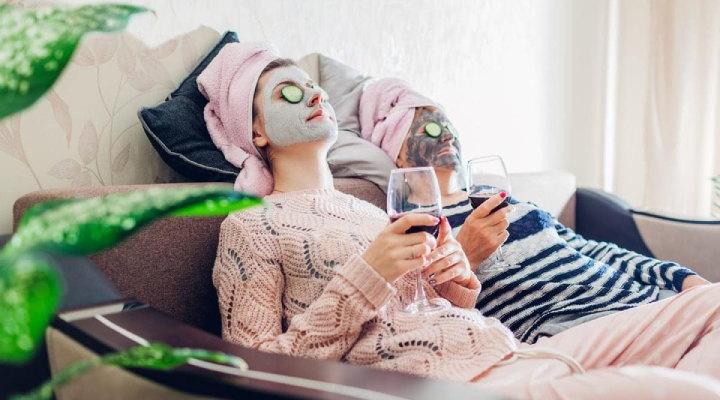 دو زن در حال استراحت با ماسک های شب روی صورتشان.