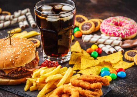 دانشمندان: مصرف زیاد غذاهای ناسالم می‌تواند باعث آسیب دائمی به مغز شود