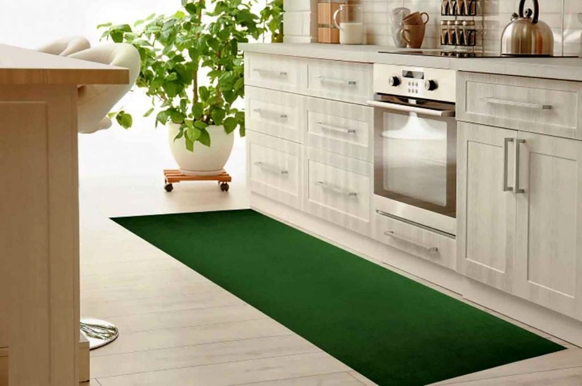فرش آشپزخانه با کابینت سفید.