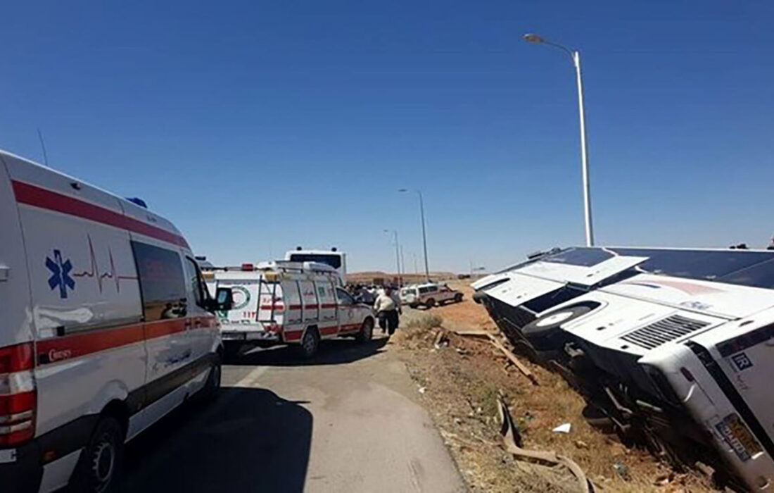 در تصادف اتوبوس شهروندان پاکستانی با یک کامیون 6 نفر مجروح شدند