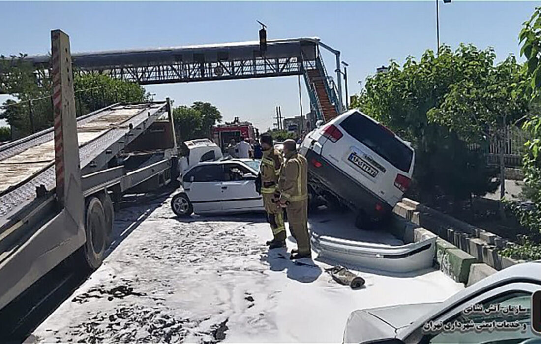 5 عکس مستند از واژگونی وحشتناک تریلر حامل خودرو در غرب تهران / خودروهای صفر