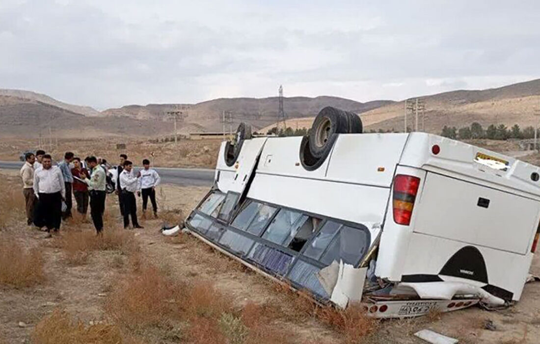 بر اثر واژگونی مینی بوس حامل دانش آموزان در سملقان یک مجروح شد