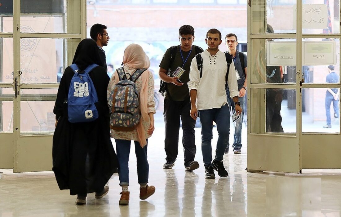 گروه قابل توجهی از دانش آموزان دوستانی از جنس مخالف دارند.